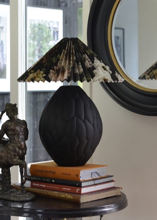 Dahlia Noir, Lampskärm