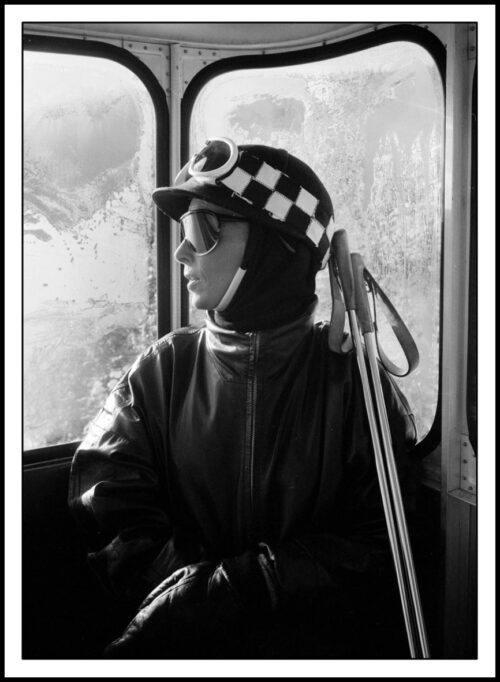 Tavla med svart ram Skidåkare i lift - 35x50 cm