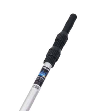 DELPHIN teleskopstång 120–360 cm i teleskopiskt utfällt läge, tvådelad och anpassad för poolrengöring med Delphins tillbehör.