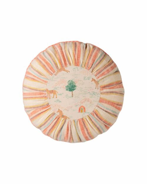 Med sin diameter på 26 cm passar den perfekt som en fin inredningsdetalj i barnrummet eller på favoritfåtöljen.