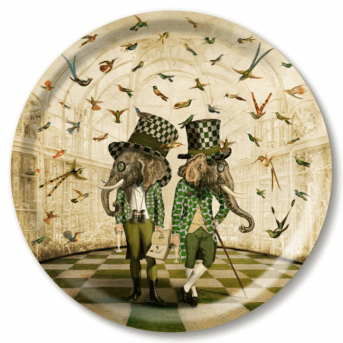 Rund bricka med motivet "The Bird Watchers" av Maggie Taylor, handgjord på Öland i FSC-certifierat björkträ, finns i storlekarna Ø31 cm och Ø39 cm.