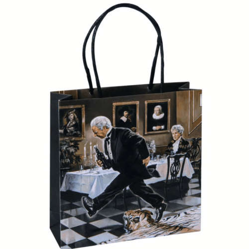 Papperspåse "Dinner for One" i storlek 18x18x6 cm med två handtag av band – stilren och praktisk presentpåse.