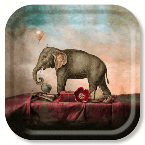 Handgjord serveringsbricka "A Fine Romance" av Maggie Taylor i FSC-certifierat skandinaviskt björkfanér, tillverkad på Öland. Finns i storlekarna 20x20, 32x32 och 38x38 cm.