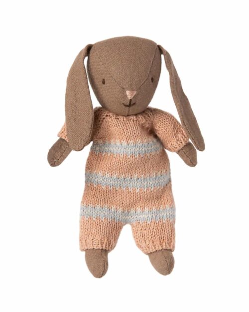 Maileg Kanin, Micro – Brun/Dusty Rose med Stickad Dräkt