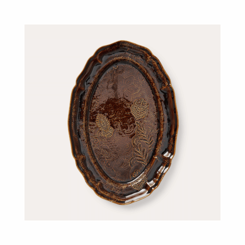 Stort ovalt uppläggningsfat i kaffebrun glasyr med Arabesque-mönster, 49 × 32 cm